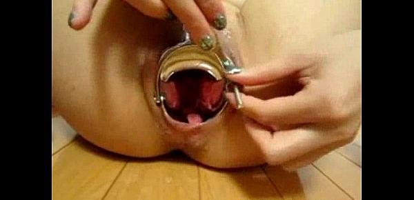  Amateur slut put sex toys in her pussy